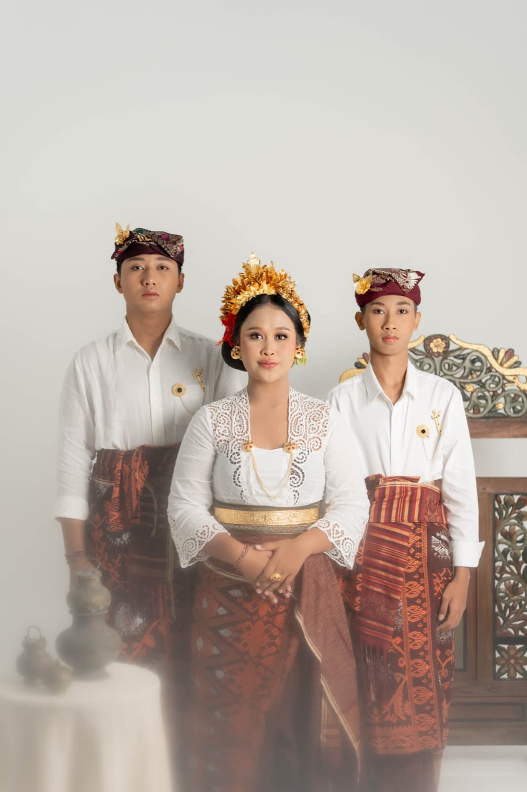 Ketiga bersaudara bersiap menjelang upacara
