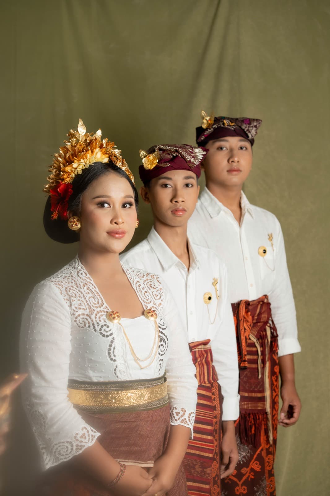 Ayu, Bagus, dan Arya berdiri berdampingan